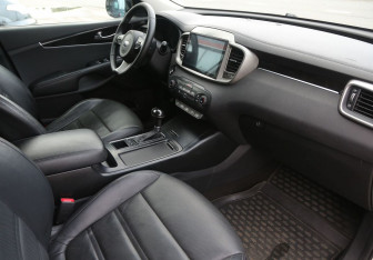 Подержанный автомобиль Kia Sorento 2015 года (9 фото)