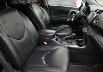 Подержанный автомобиль Toyota RAV4 2011 года (10 фото)