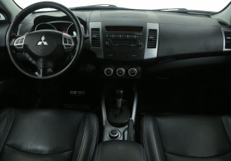 Подержанный автомобиль Mitsubishi Outlander 2008 года (12 фото)