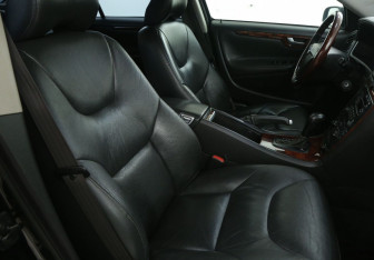 Подержанный автомобиль Volvo S60 2005 года (10 фото)