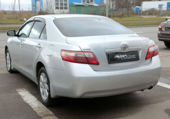 Подержанный автомобиль Toyota Camry Sedan 2006 года (4 фото)