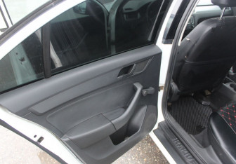 Подержанный автомобиль Skoda Rapid Liftback 2015 года (11 фото)