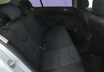 Подержанный автомобиль Peugeot 408 2012 года (11 фото)