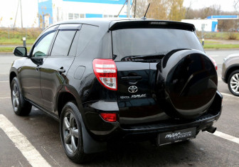 Подержанный автомобиль Toyota RAV4 2011 года (4 фото)
