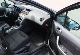 Подержанный автомобиль Peugeot 308 Wagon 2010 года (9 фото)