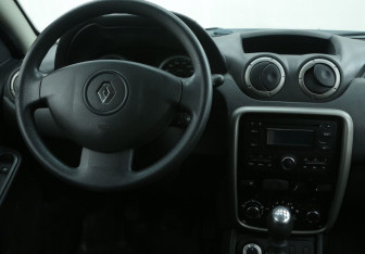 Подержанный автомобиль Renault Duster 2015 года (14 фото)