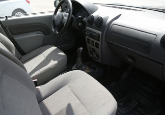 Подержанный автомобиль Renault Logan Sedan 2008 года (9 фото)