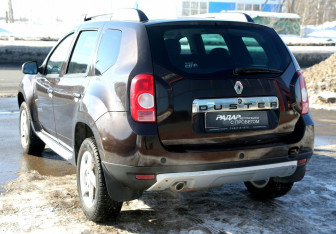 Подержанный автомобиль Renault Duster 2015 года (4 фото)