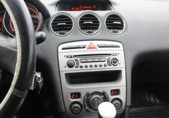 Подержанный автомобиль Peugeot 408 2013 года (17 фото)