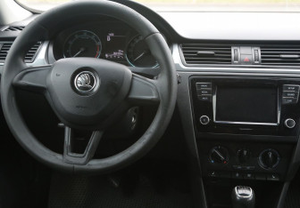 Подержанный автомобиль Skoda Rapid Liftback 2018 года (14 фото)