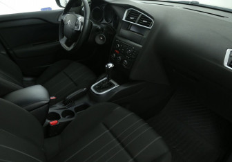 Подержанный автомобиль Citroen C4 Hatchback 2012 года (9 фото)