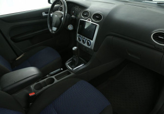 Подержанный автомобиль Ford Focus Sedan 2006 года (9 фото)