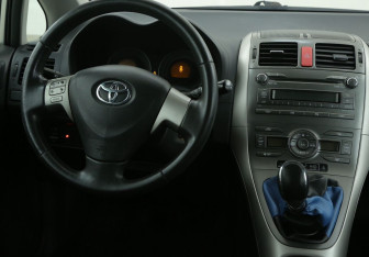 Подержанный автомобиль Toyota Auris Hatchback 2008 года (14 фото)