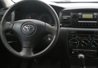 Подержанный автомобиль Toyota Corolla Sedan 2003 года (15 фото)