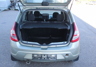 Подержанный автомобиль Renault Sandero 2011 года (12 фото)