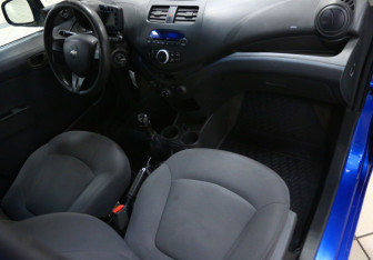 Подержанный автомобиль Chevrolet Spark 2011 года (7 фото)