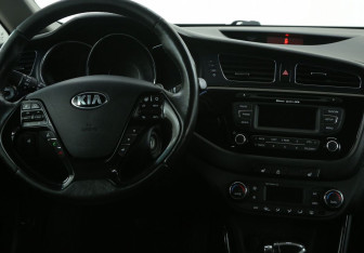 Подержанный автомобиль Kia Ceed Hatchback 2012 года (14 фото)