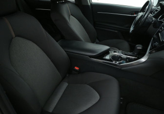 Подержанный автомобиль Toyota Camry Sedan 2018 года (10 фото)