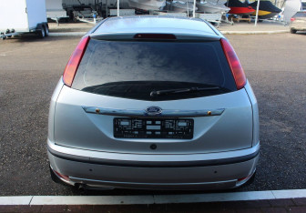 Подержанный автомобиль Ford Focus Hatchback 2004 года (6 фото)