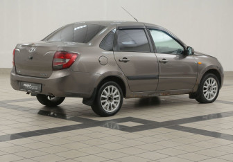 Подержанный автомобиль LADA (ВАЗ) Granta Sedan 2014 года (4 фото)