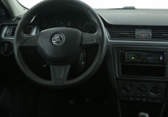 Подержанный автомобиль Skoda Rapid Liftback 2015 года (14 фото)