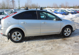 Подержанный автомобиль Ford Focus Hatchback 2005 года (8 фото)