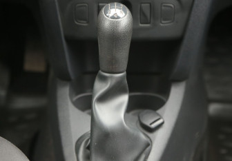 Подержанный автомобиль Renault Sandero 2016 года (13 фото)