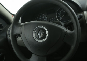 Подержанный автомобиль Renault Sandero 2013 года (16 фото)