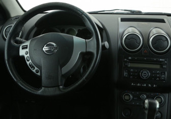 Подержанный автомобиль Nissan Qashqai 2007 года (14 фото)