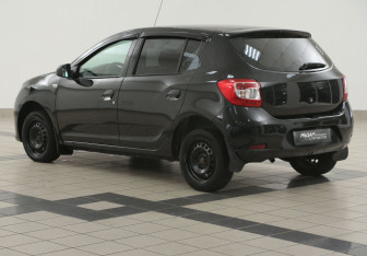 Подержанный автомобиль Renault Sandero 2015 года (2 фото)