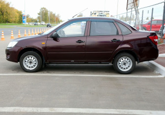 Подержанный автомобиль LADA (ВАЗ) Granta Sedan 2012 года (8 фото)
