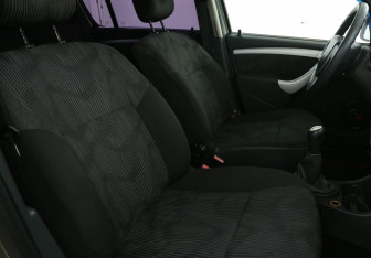 Подержанный автомобиль Renault Sandero 2011 года (10 фото)