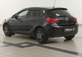 Подержанный автомобиль Opel Astra Hatchback 2011 года (2 фото)