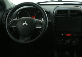Подержанный автомобиль Mitsubishi ASX 2013 года (14 фото)