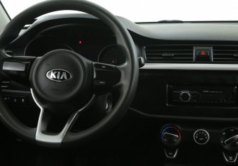 Подержанный автомобиль Kia Rio Sedan 2018 года (14 фото)