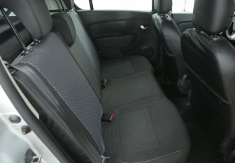 Подержанный автомобиль Renault Sandero 2015 года (11 фото)