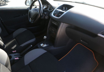 Подержанный автомобиль Peugeot 207 Hatchback 2008 года (9 фото)