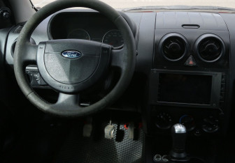 Подержанный автомобиль Ford Fusion 2005 года (14 фото)