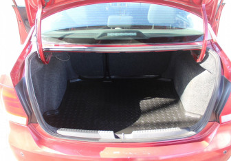 Подержанный автомобиль Volkswagen Polo Sedan 2012 года (15 фото)