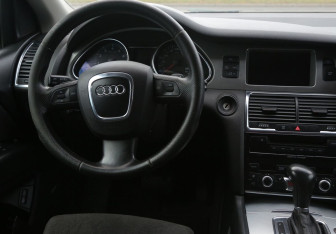 Подержанный автомобиль Audi Q7 2005 года (16 фото)