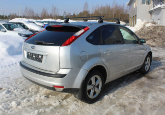 Подержанный автомобиль Ford Focus Hatchback 2005 года (7 фото)