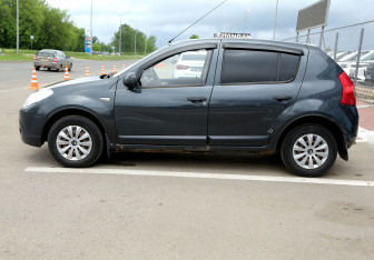 Подержанный автомобиль Renault Sandero 2010 года (8 фото)
