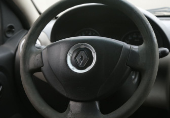 Подержанный автомобиль Renault Sandero 2010 года (16 фото)