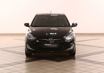 Подержанный автомобиль Hyundai Solaris Hatchback 2012 года (3 фото)