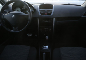 Подержанный автомобиль Peugeot 207 Hatchback 2010 года (12 фото)