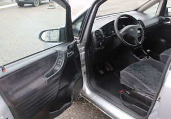 Подержанный автомобиль Opel Zafira Compactvan 2002 года (9 фото)