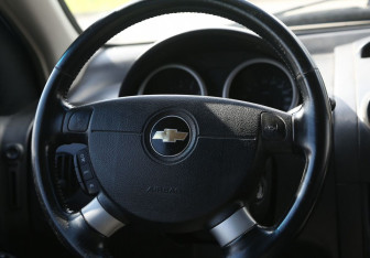 Подержанный автомобиль Chevrolet Aveo Hatchback 2006 года (16 фото)