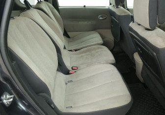 Подержанный автомобиль Renault Scenic 2009 года (11 фото)
