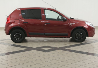 Подержанный автомобиль Renault Sandero 2010 года (5 фото)
