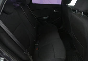 Подержанный автомобиль Kia Rio Sedan 2015 года (11 фото)